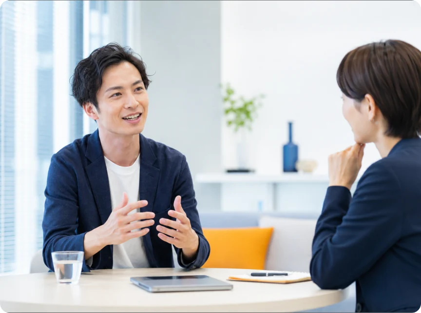 事務所へヒアリングを行うエージェント